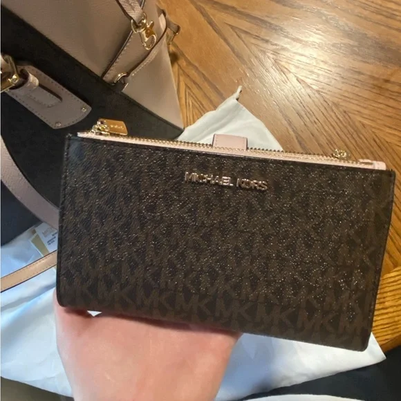 Michael Kors Voyager large tote purse with matching phone wristlet wallet